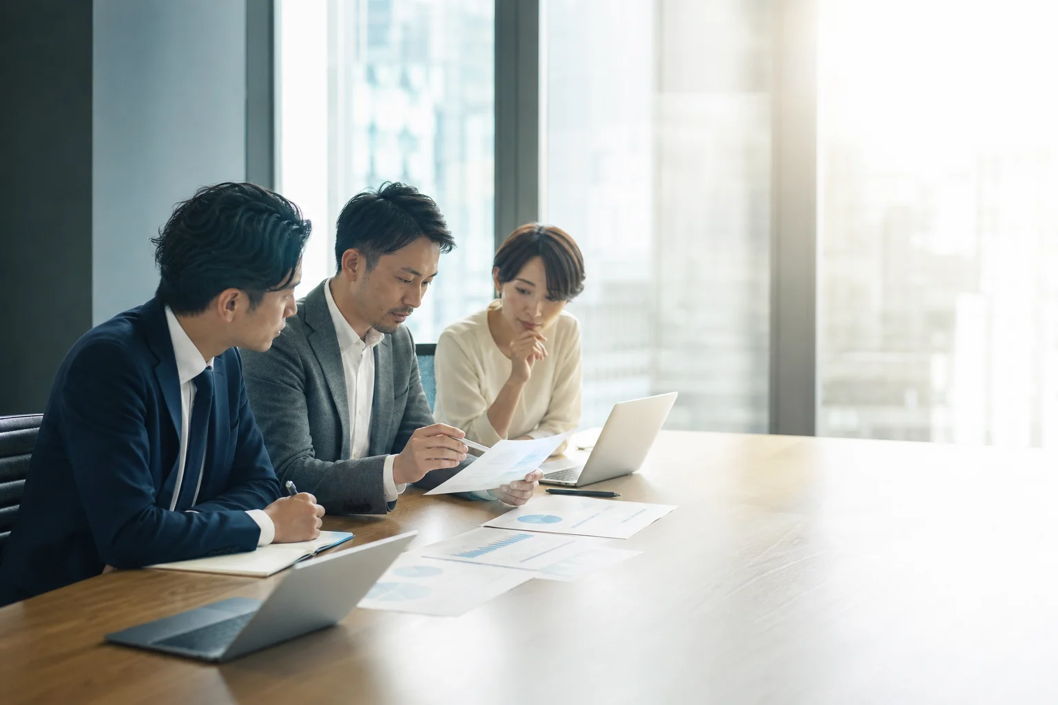 会議室で資料を確認するチームのイメージ